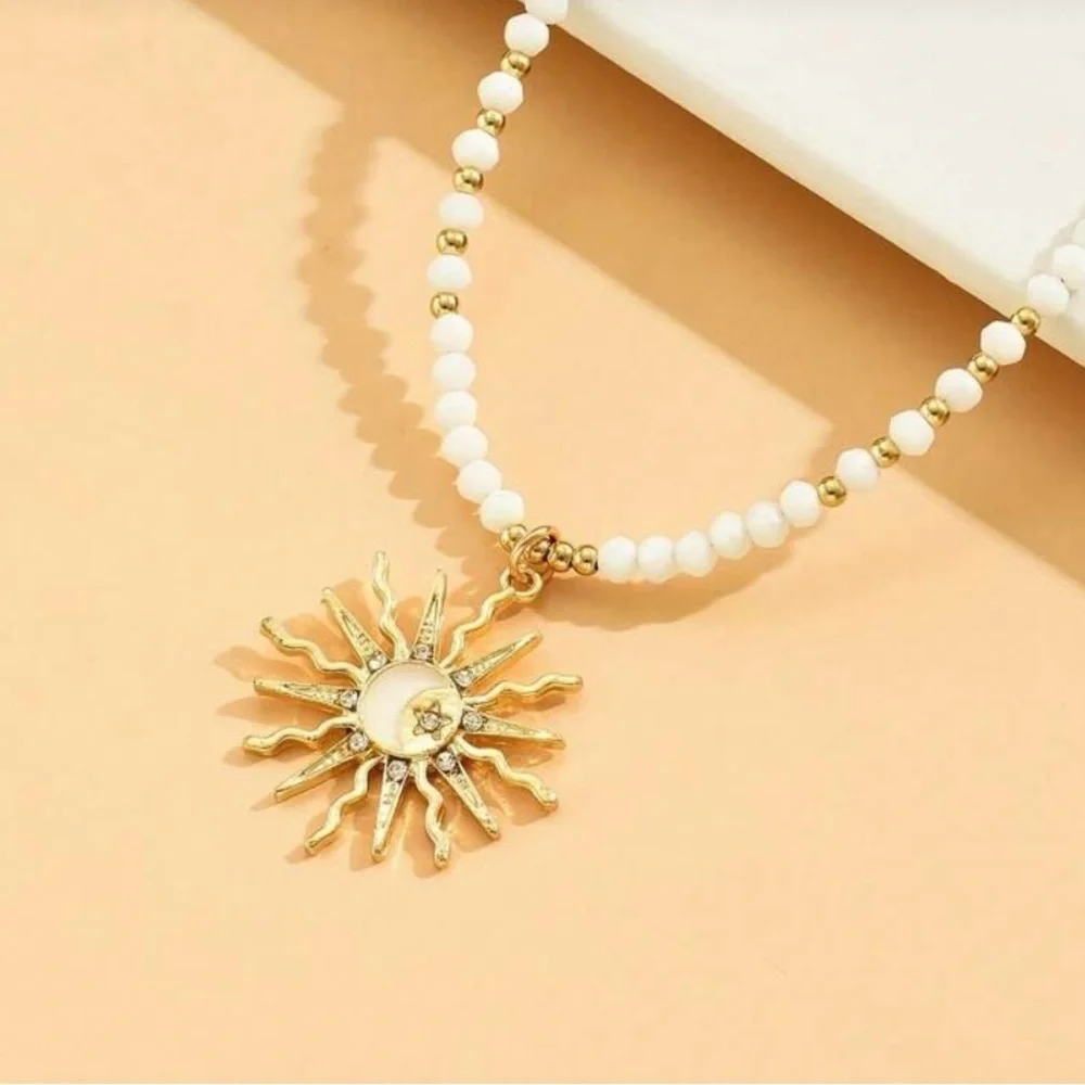 ☀️☀️☀️3 for 12$☀️☀️☀️White and Teal Beaded Necklace with Gold Sun Pendant